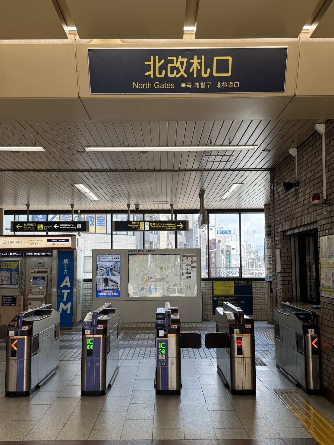 阪急西宮北口駅 北改札口を出て右へ