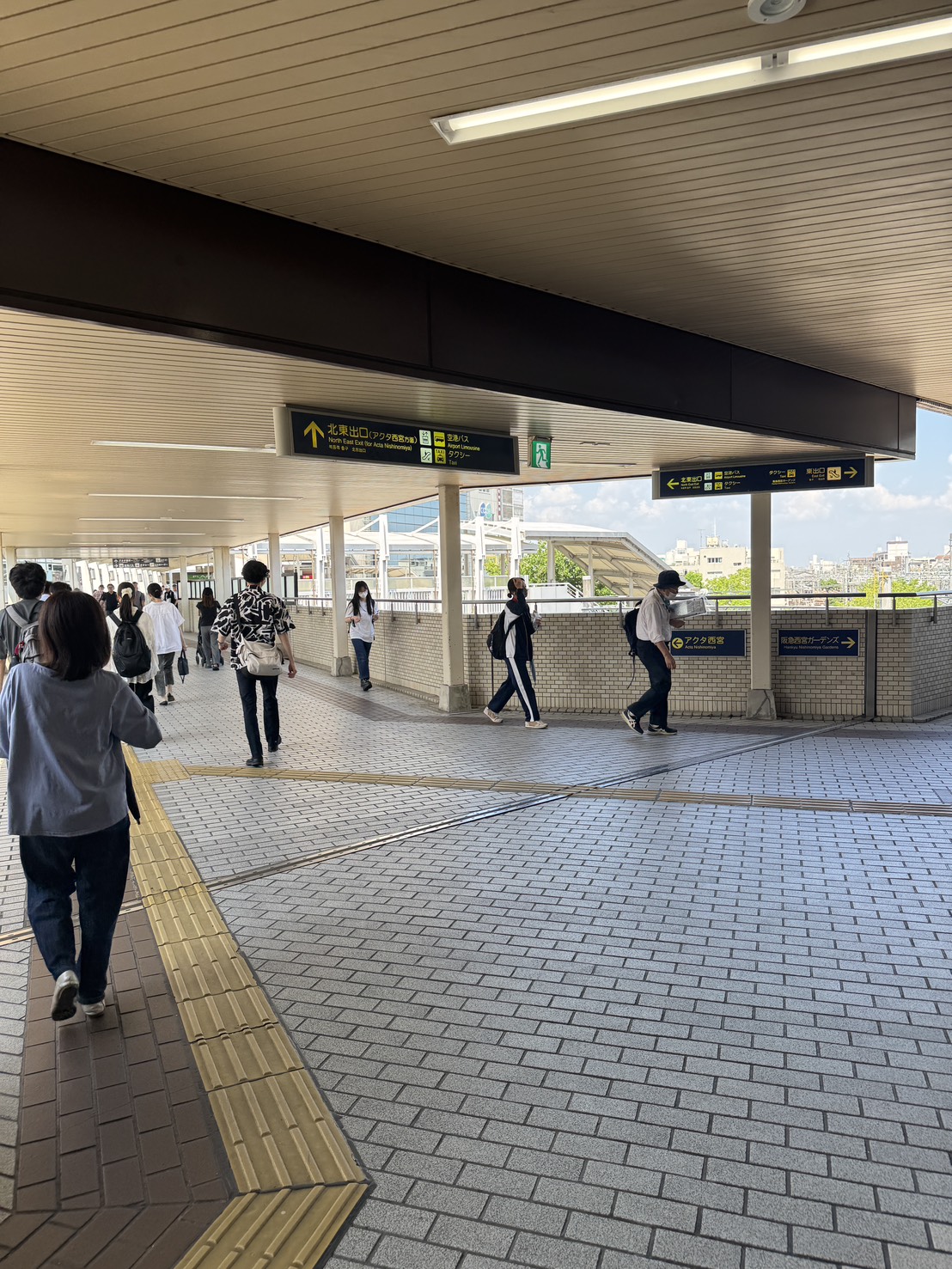 分岐を北東出口(アクタ西宮方面)へ