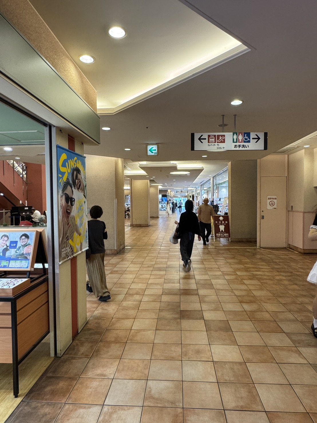 中央広場を越えそのまま直進、歯医者さんの向かいに当店